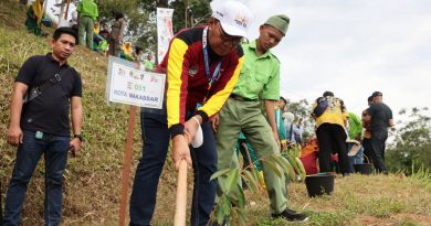 Buat Kebun APEKSI, Danny Tanam Pohon Durian di Padang
